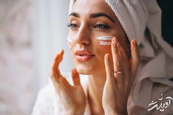 آرایش جوان به نظر رسیدن کرم مرطوب کننده
